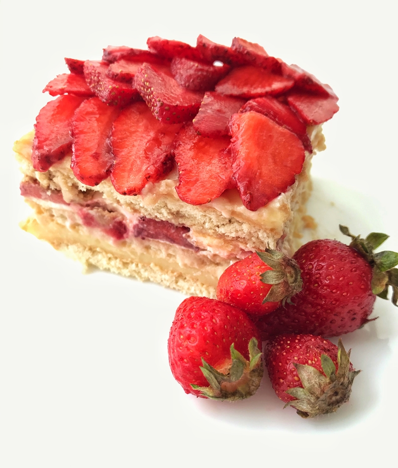 Бисквитена торта с маскарпоне, ягоди и ванилов крем